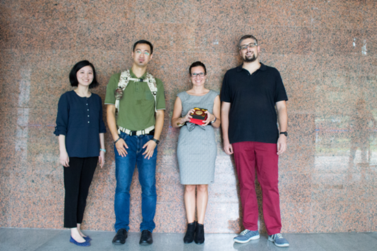 意大利语系老师向与会嘉宾赠送礼物