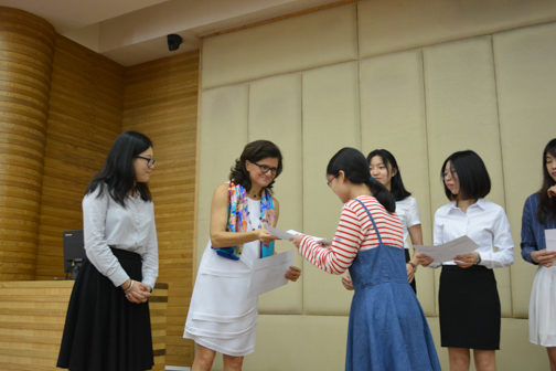 艾古丽女士为我校学生颁发荣誉证书