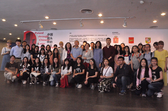 波兰语系师生与约安娜•斯克柴可女士和两位摄影师合影留念