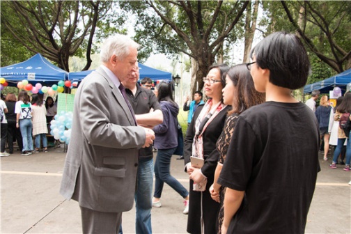 前来参加的外国友人