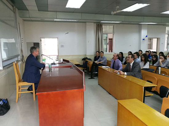 教授与师生交流