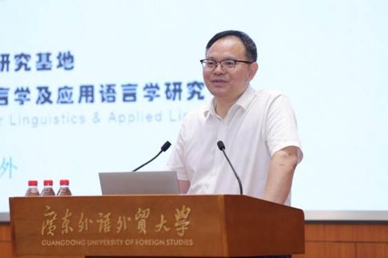 人的照片上写着字 描述已自动生成